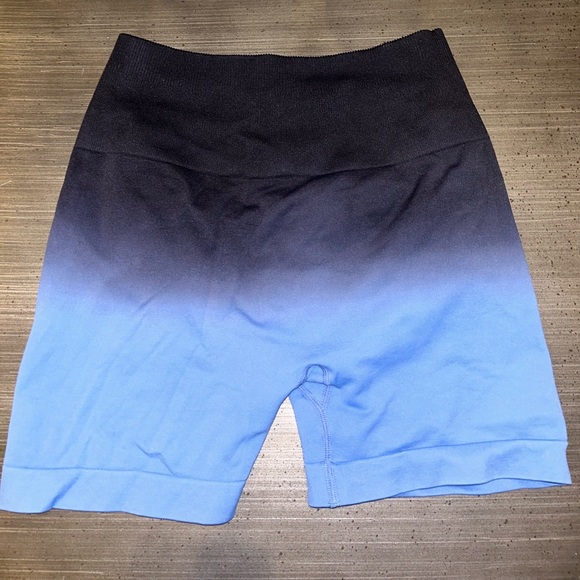 OMBRÉ BLUE YEOREO Women Seamless Scrunch Workout Shorts size SMALL - Picture 4 of 5